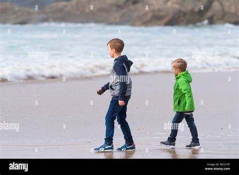 Jeunes garçons a la plage Banque de photographies et dimages à haute