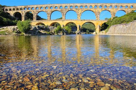 Acueducto Pont Du Gard Reflejado En El R O Gardon Al Sur De Francia