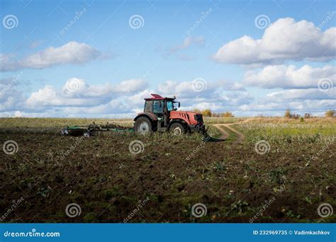 Macchine Agricole Preparano I Terreni Con Un Coltivatore Aratura Di Un