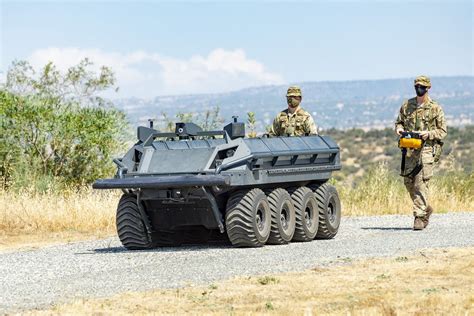 British soldiers try out new equipment | Cyprus Mail