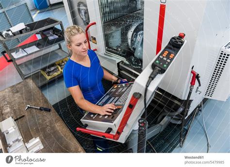 Frau Arbeitet An Einer Maschine In Einer Industriefabrik Ein