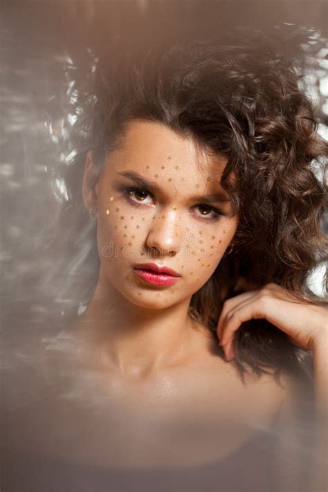 Maquiagem Criativa De Inverno Com Flocos De Neve Dourados Em Seu Rosto E Estilo De Cabelo