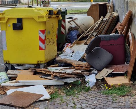 Vercelli Via Attone Vescovo Situazione Ormai Fuori Controllo