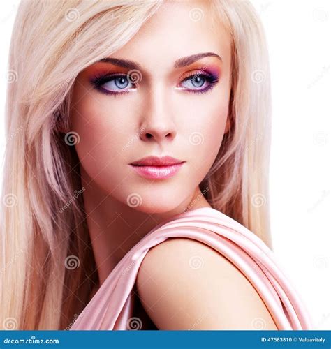 Belle Femme Tendre Avec La Soie Rose Photo stock - Image du femelle ...