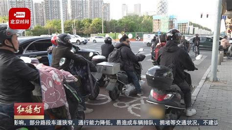 “光头”骑手驶入非机动车道 警方严查摩托车违法 北京时间