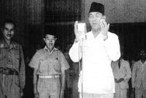 Soekarno Membaca Teks Proklamasi