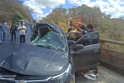 Motorista Fica Ferido Ap S Bater Carro Em Carreta Carregada Leite