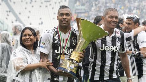 300 appearances in Bianconero for Alex Sandro - Juventus