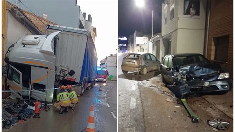 Un camión choca con varios coches y se empotra con una casa en el