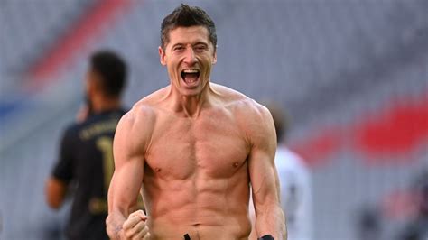 Lewandowski Hizo Historia Y Rompi El R Cord Goleador De Gerd M Ller