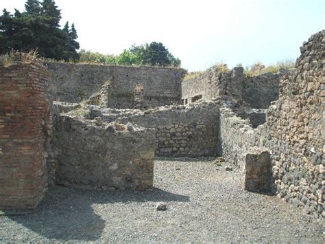 VIII 5 22 Pompeii May 2005 Looking South Across Shop To Rear Room