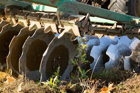 Un Agricultor En Un Tractor Maquinaria Agr Cola Prepara La Tierra Con