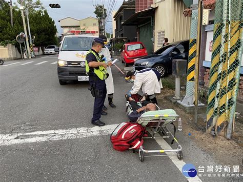 老翁外出身體不適坐於路旁 暖警即時協助送醫急救 Beanfun