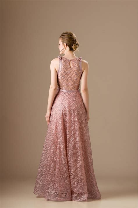 Μακρύ nude με διαφάνεια στη λαιμόκοψη