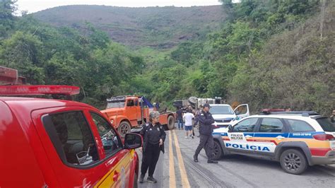 Tr Gico Capotamento De Caminh O Resulta Em Morte Na Mgc Em Itabira