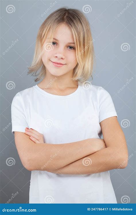 Petite Fille Mignonne En T Shirt Blanc Souriant Et Debout Avec Les Bras