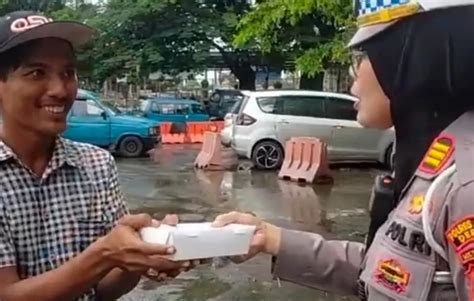 Satlantas Polrestro Depok Gelar Jumat Berkah Bagi Bagi Nasi Kotak Ruzka