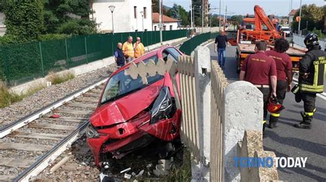 Incidente In Via Torino A Lanzo Torinese Auto Sfonda La Recinzione