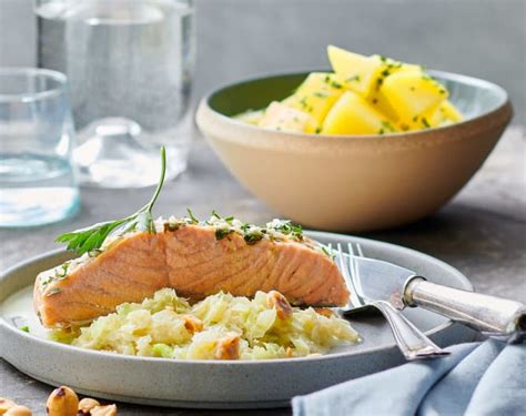 Saumon sur chou pointu à la crème accompagné de pommes de terre