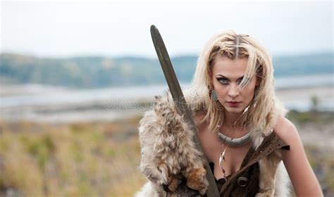 Une Guerrière De Femme Dans Le Style Scandinave De Vikings S est