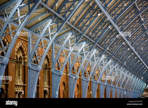 Detailed ironwork of victorian train station Stock Photo - Alamy