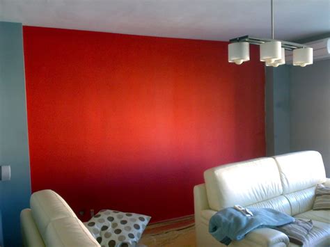 Foto Pared Pintada De Rojo En Salon De Vivienda Contrastada Con Gris