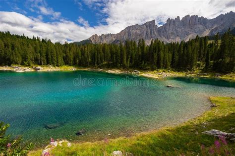 Paisaje Del Lago Carezza O Karersee Y Dolomitas En El Fondo Nova