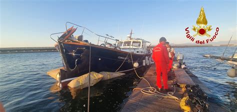 Cagliari Urtano Il Molo Di Levante In Porto Salvati Dai Vigili Del