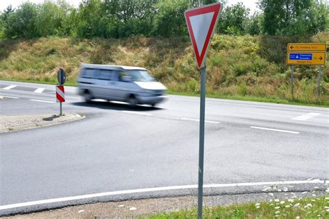 Nach tödlichem Unfall auf B 101 nahe Siebenlehn Gefahrenstelle wird