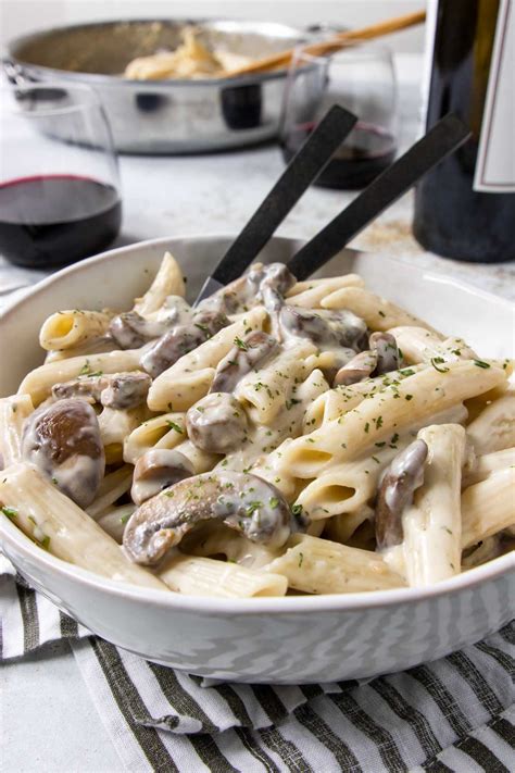 Super Simple Creamy Mushroom Pasta | 8 simple ingredients - Mom's Dinner