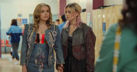 Xem phim Sex Education tôi giật mình nhớ đến câu nói vài ngày trước của con gái Con đang có 1