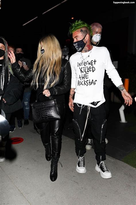 Avril Lavigne Nude The Fappening Photo 1251827 FappeningBook