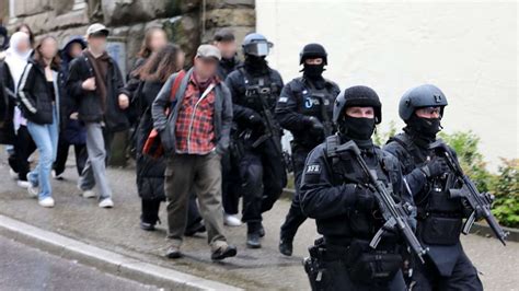 Wuppertal Großeinsatz an Gymnasium nach Notruf Panorama