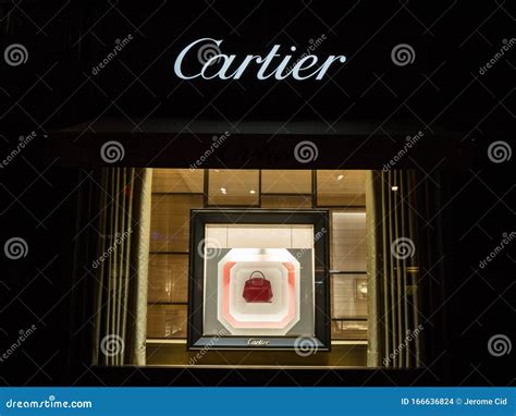 Logo De Cartier En Su Tienda Principal De Viena Con Una Vitrina Que Muestra Una Bolsa Imagen De