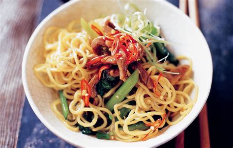 Čínské smažené nudle chow mein s hovězím masem a zeleninou Prima Fresh