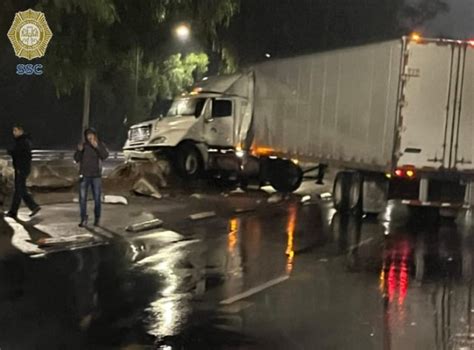 Tráiler colapsa circulación en Insurgentes Sur tras chocar contra muro