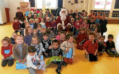 Le Père Noël rend visite aux maternelles Le Télégramme