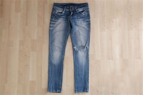 17 Best images about DIY ripped jeans on Pinterest | Distressed jeans ...