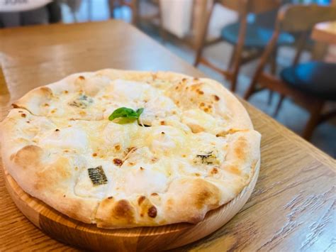 Pizza De Cuatro Quesos En La Mesa De La Pizzer A Base Cremosa