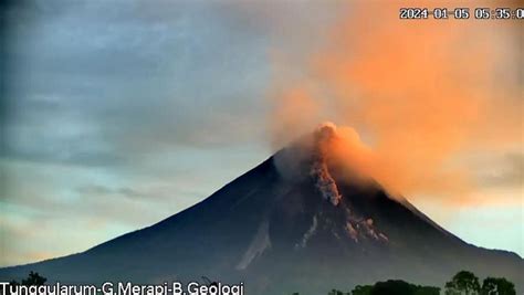 Gunung Merapi Luncurkan Kali Guguran Lava Pijar Sejauh Meter