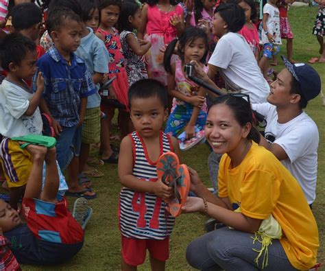 Larawan Ng Mga Taong Tumutulong Sa Kapwa Nya Tao