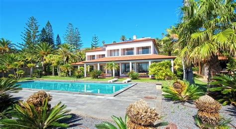 Beach villa with private pool in Madeira