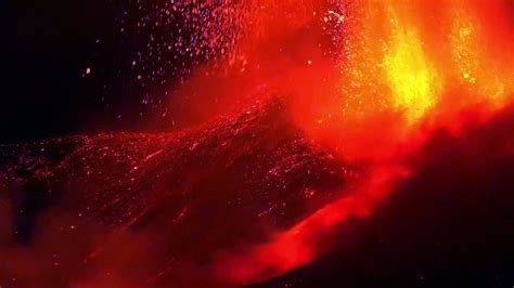 Etna Nuova Spettacolare Eruzione Alte Fontane Di Lava Illuminano La