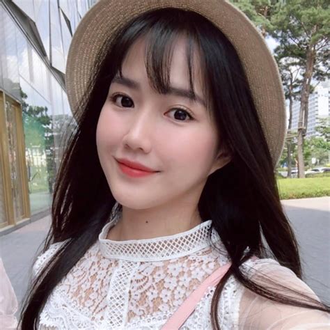 Hot girl Kelly khẳng định nhan sắc tự nhiên sau phẫu thuật sao