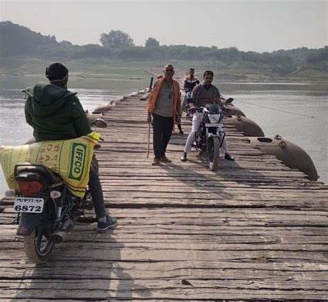 Pipa Bridge On Yamuna River Near Behmai Started After Five Months बेहमई के पास यमुना नदी पर