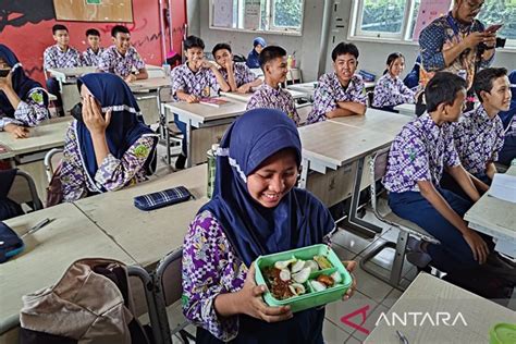 Guru Tolak Penggunaan Dana Bos Untuk Makan Siang Gratis Edisi Indonesia