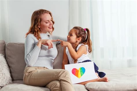 Petite Fille Mignonne Donnant Un Coeur Sa M Re Photo Stock Image Du