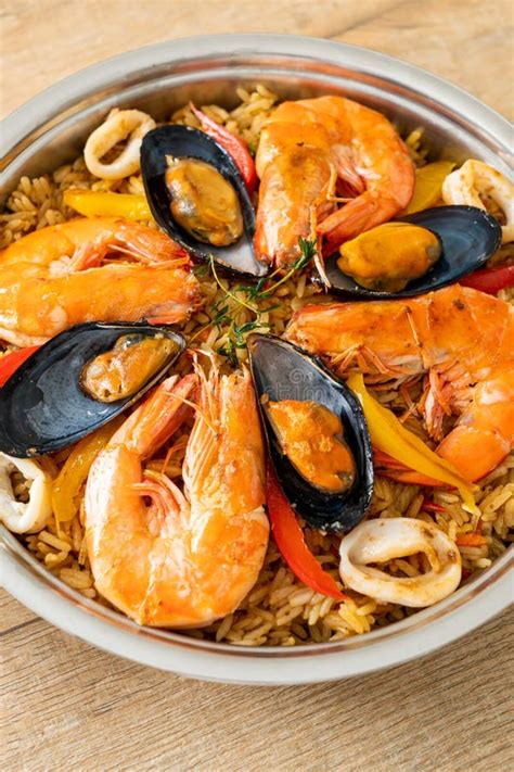 Paella De Fruits De Mer Aux Palourdes De Crevettes Moules Sur Riz