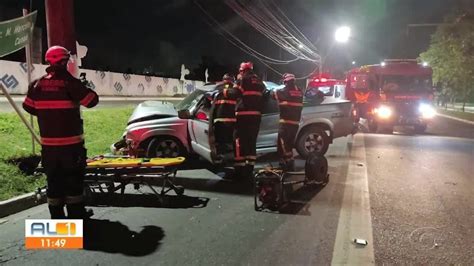 Carro Bate Em Poste Na Avenida Fernandes Lima Em Macei E Tr S