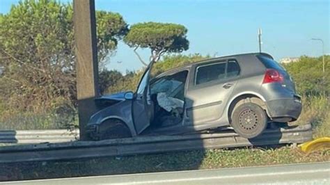 Pontina Si Schianta Contro Il Palo E Finisce Sopra Al Guardrail Grave